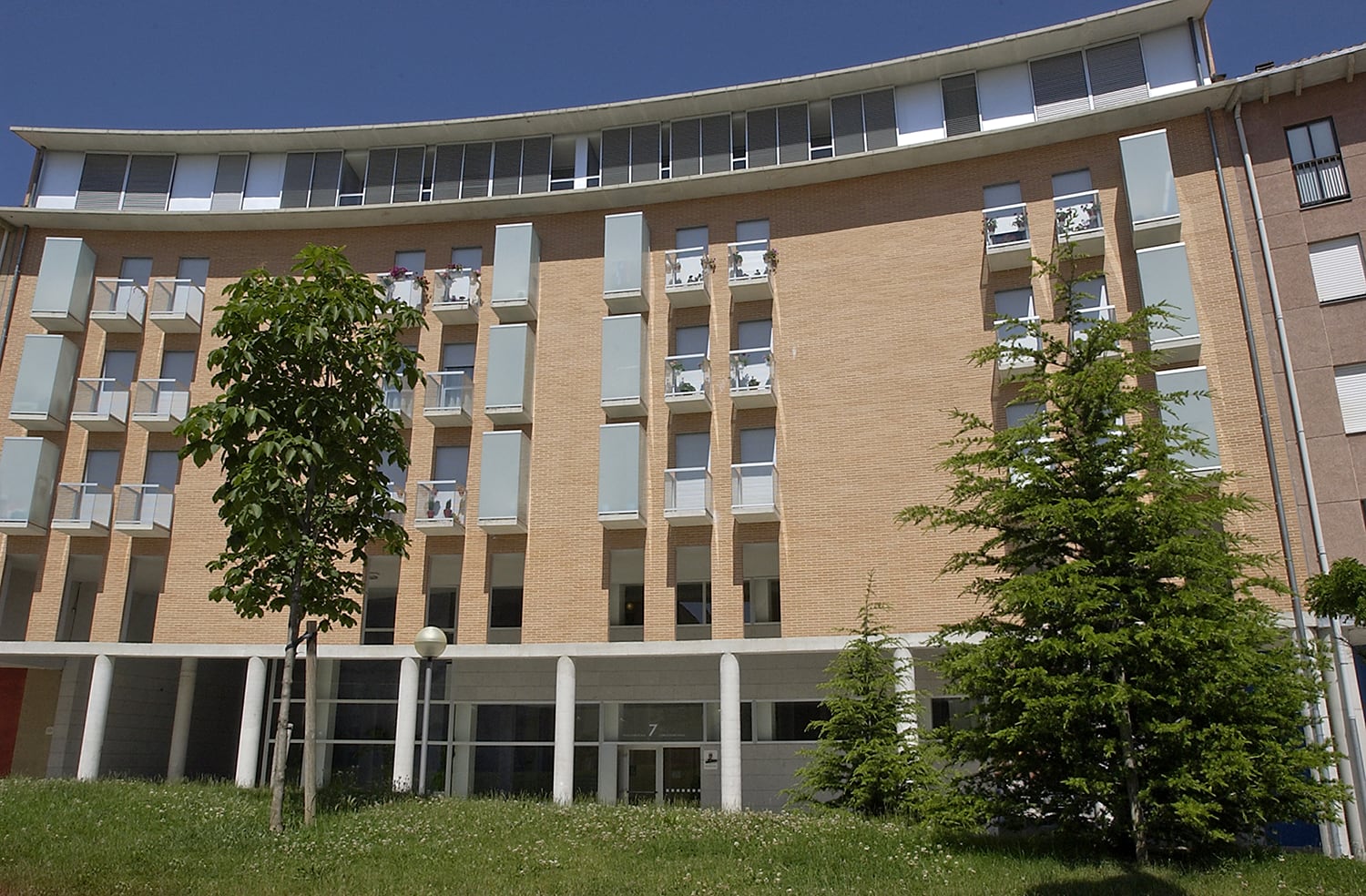 La norma prioriza, además de la renta, la atención a las personas que lleven más tiempo en espera, al tiempo que redefine requisitos y procedimientos