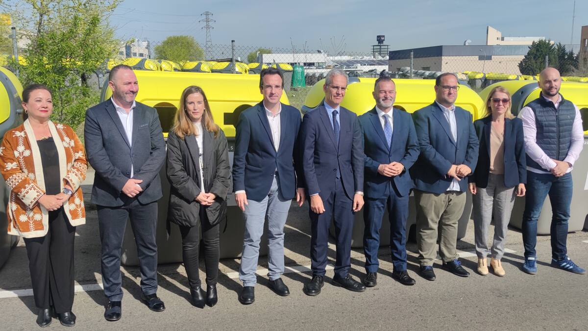Miguel Ángel Recuenco, alcalde de Leganés, Luis Martínez-Sicluna, FEMP y Rosa Trigo, Ecoembes, hablan de la donación de contenedores para la zona afectada por la DANA.