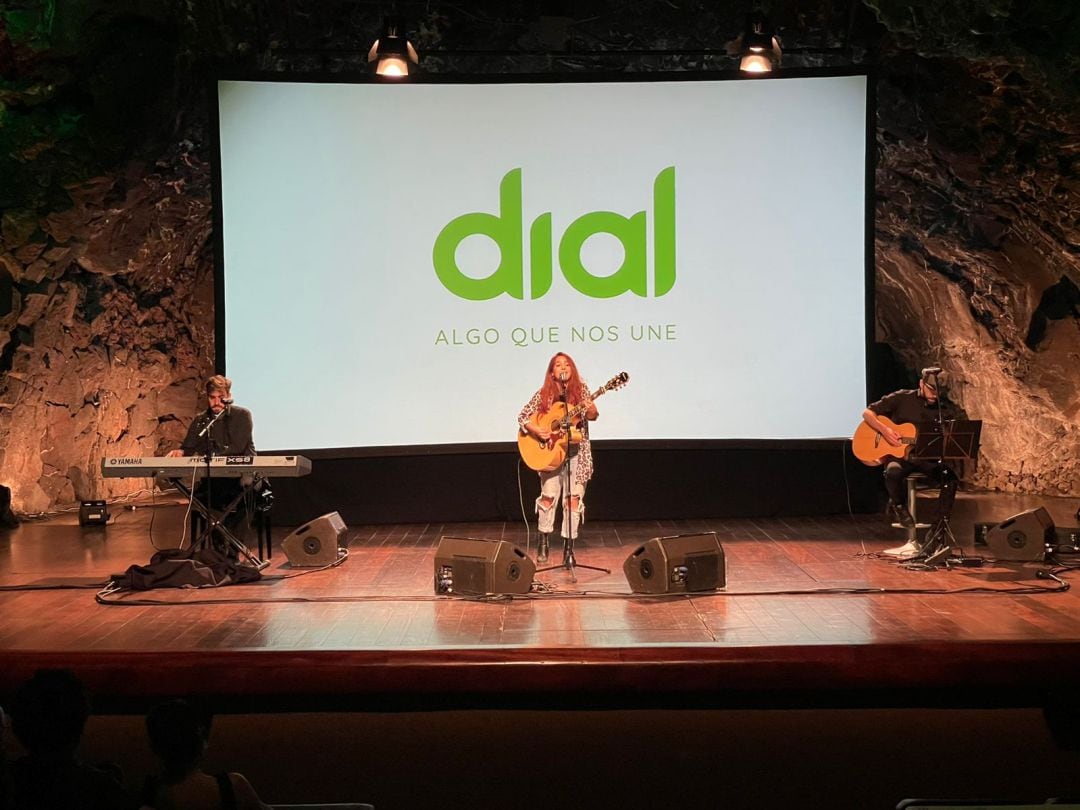 Marta Soto en plena actuación en el Auditorio de Jameos del Agua.