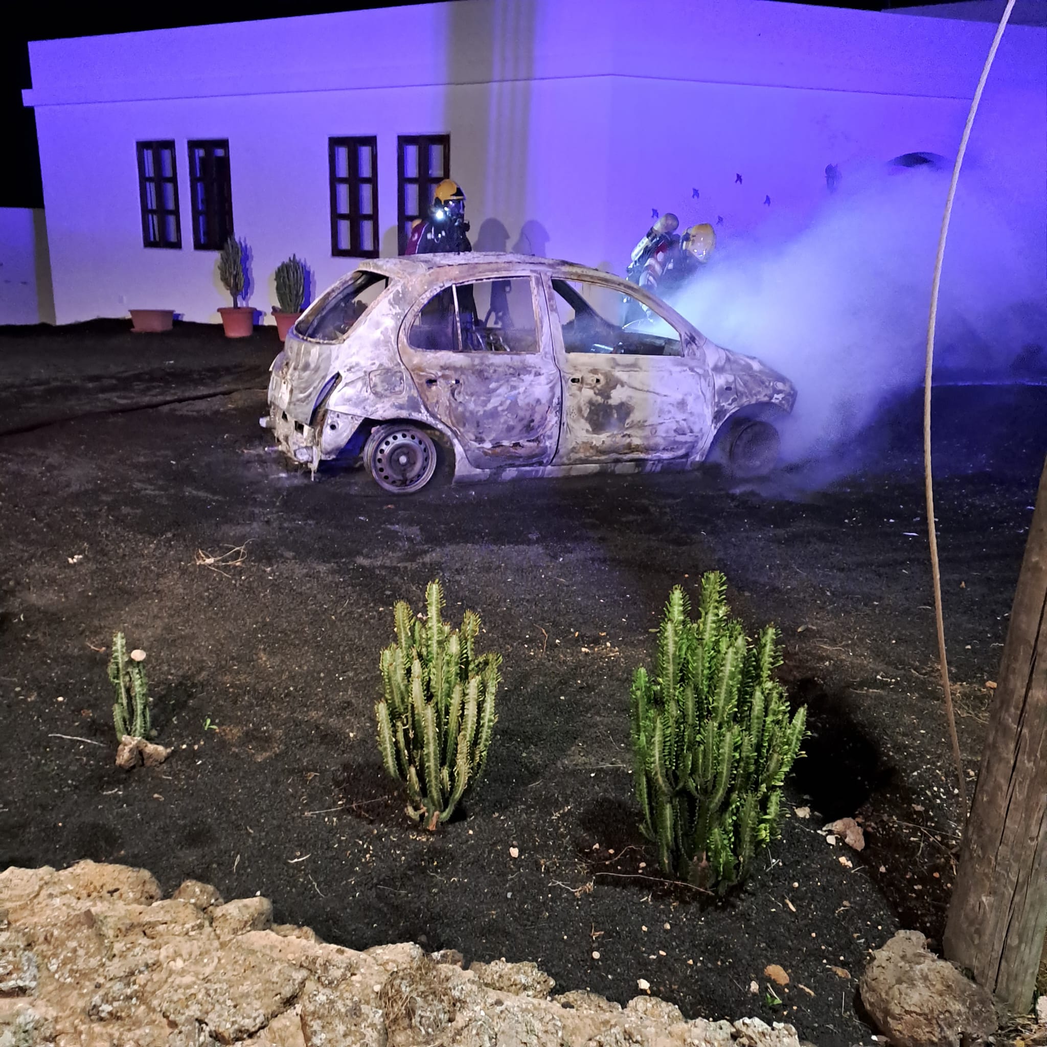 Vehículo calcinado en Teseguite, en el municipio lanzaroteño de Teguise.