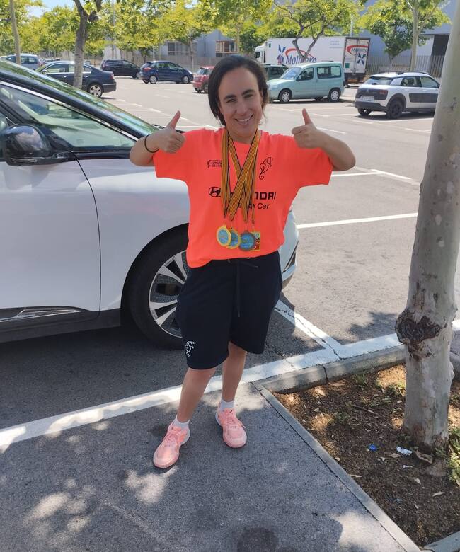 La nadadora eldense con sus tres medallas
