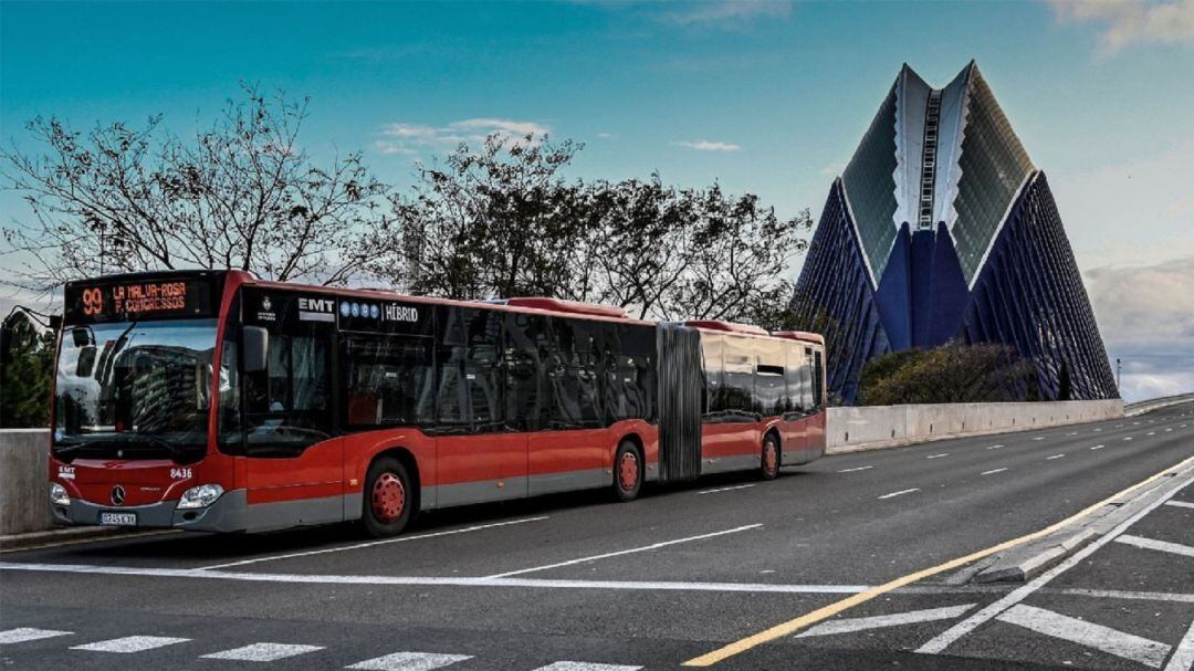 Autobús de la EMT a la altura del Ágora de València