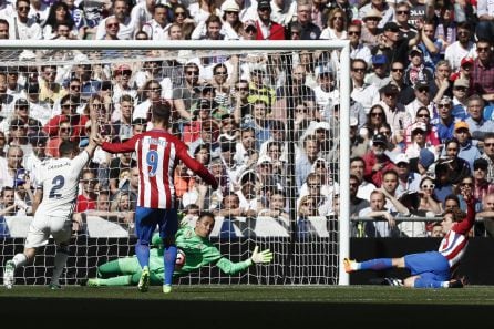 Navas salva una ocasión del Atlético en la primera parte.