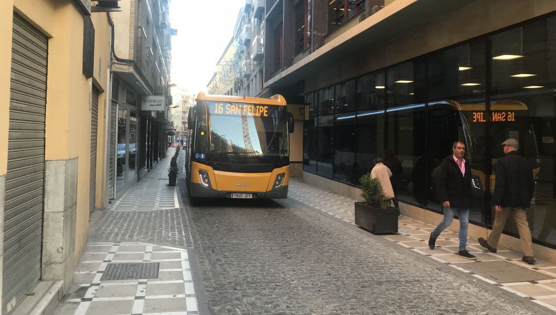 Un autobús urbano circula por la calle Álamos.