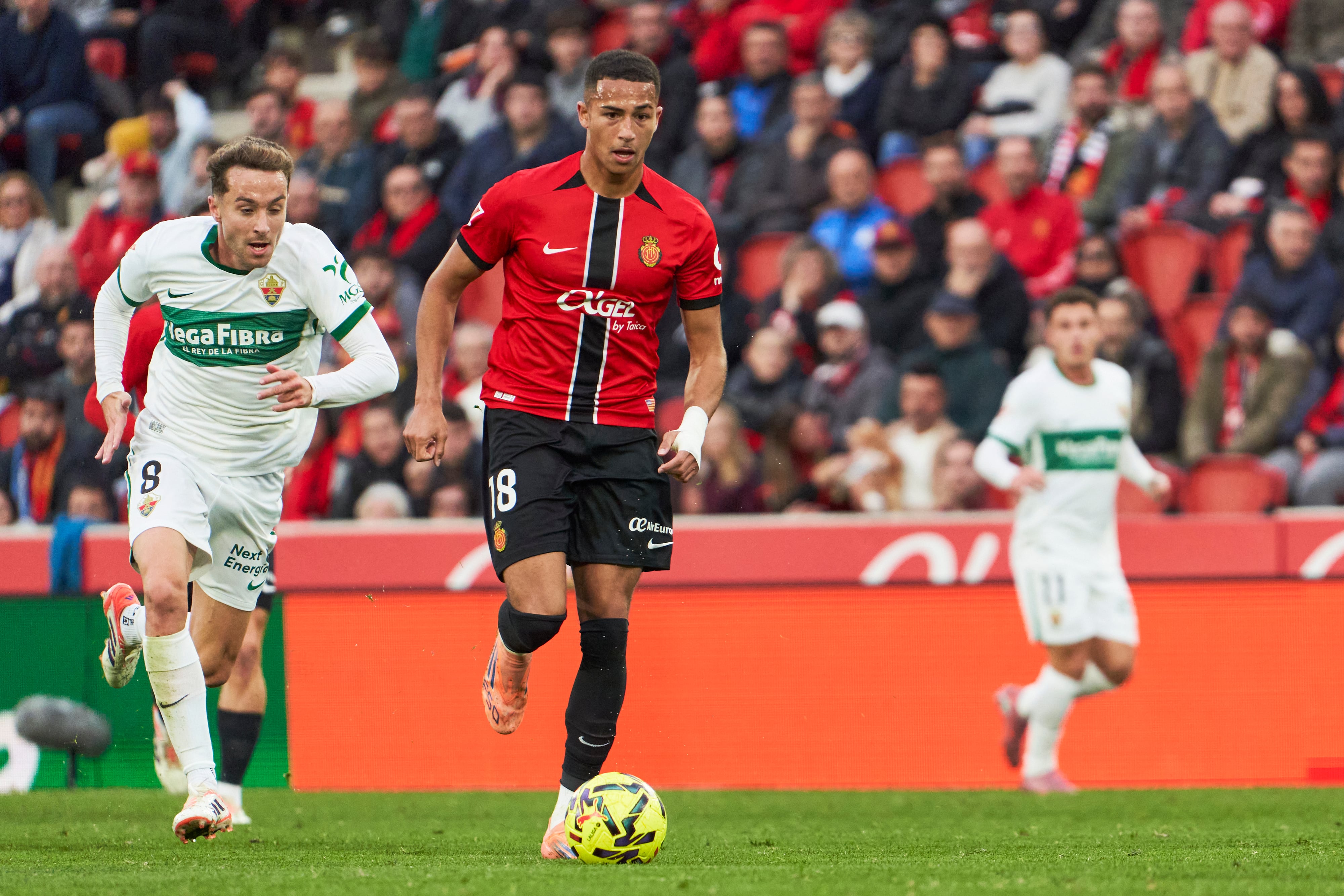 MALLORCA, SPAIN - DECEMBER 13: Mateo Joseph of RCD Mallorca runs with the ball during the LaLiga EA Sports match between RCD Mallorca and Elche CF at Estadio de Son Moix on December 13, 2025 in Mallorca, Spain. (Photo by Rafa Babot/Getty Images)
