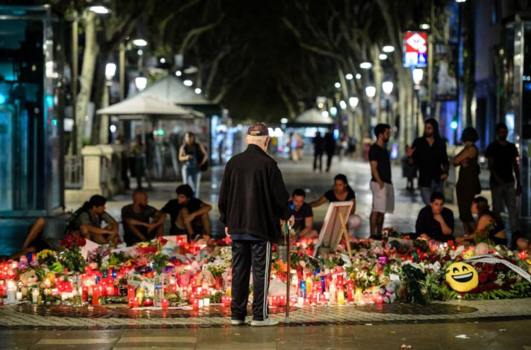 Un anciano observa la velas puestas en recuerdo de las víctimas de los atentados