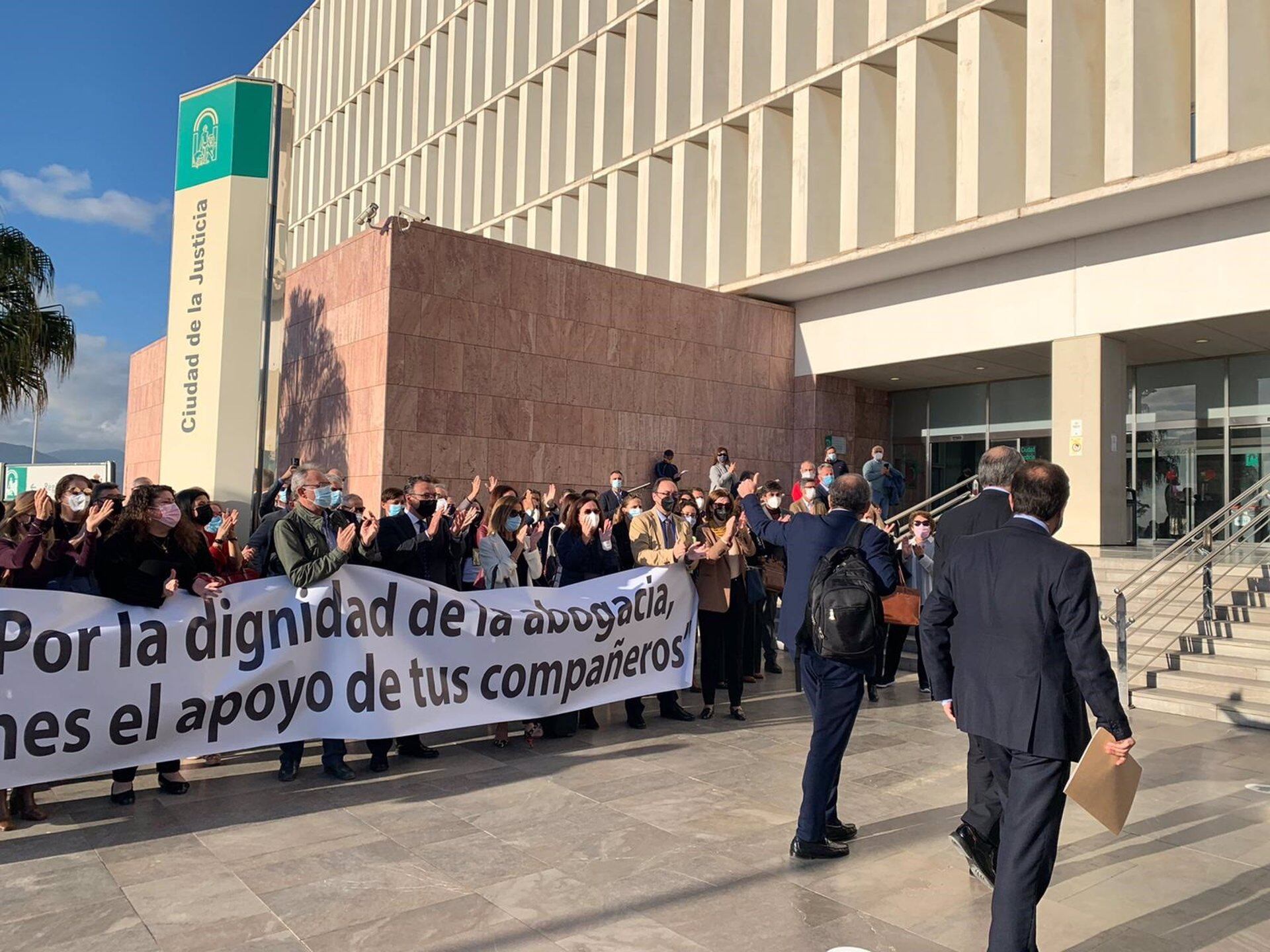 El exdecano del Colegio de Abogados de Málaga, Francisco Javier Lara, llegando al juzgado -