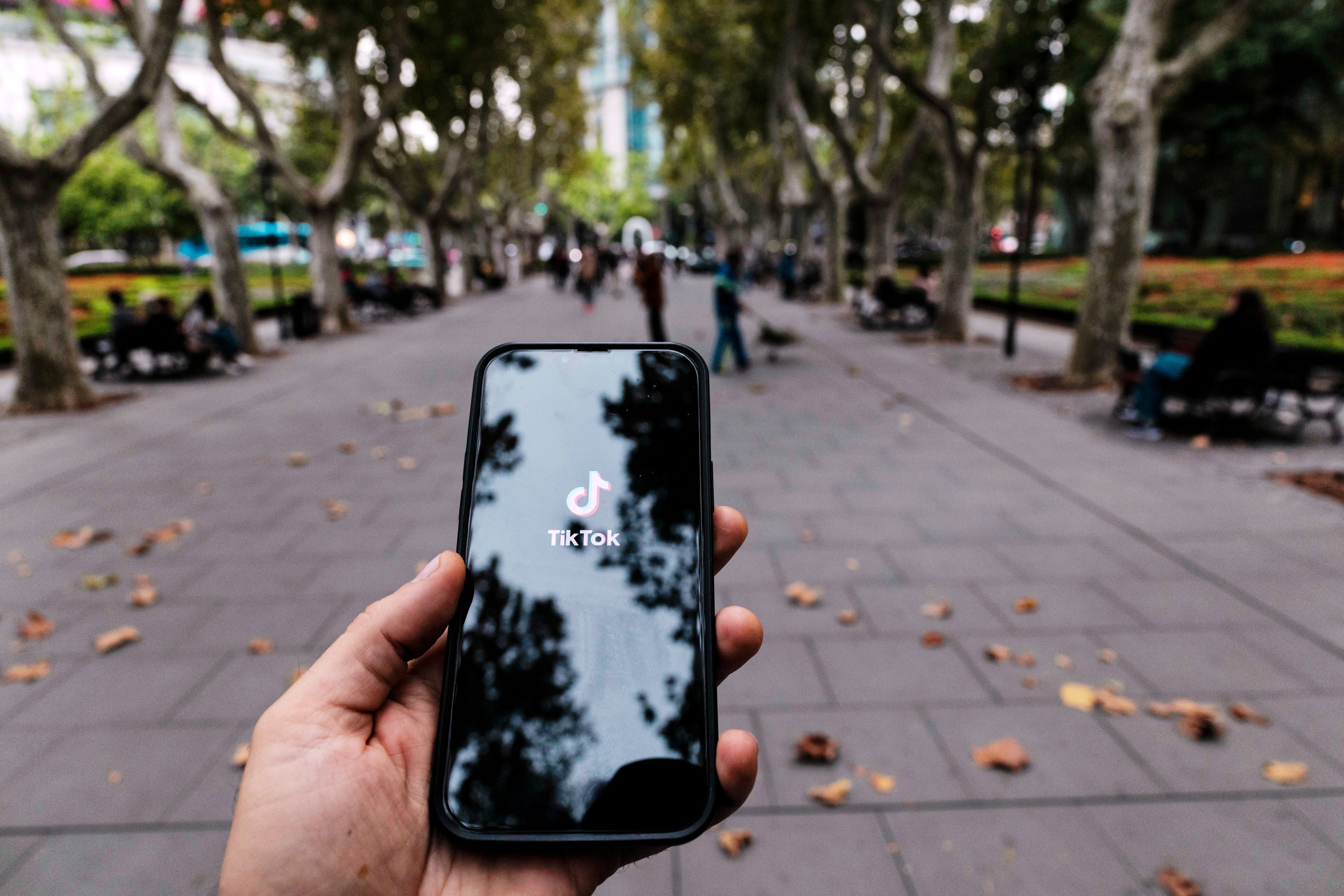 Shanghai (China), 31/10/2025.- A phone showing the homescreen for the TikTok app is seen in Shanghai, China, 31 October 2025. U.S. Treasury Secretary Scott Bessent announced on 30 October 2025 that China has approved the transfer agreement for the social media app TikTok. EFE/EPA/ALEX PLAVEVSKI