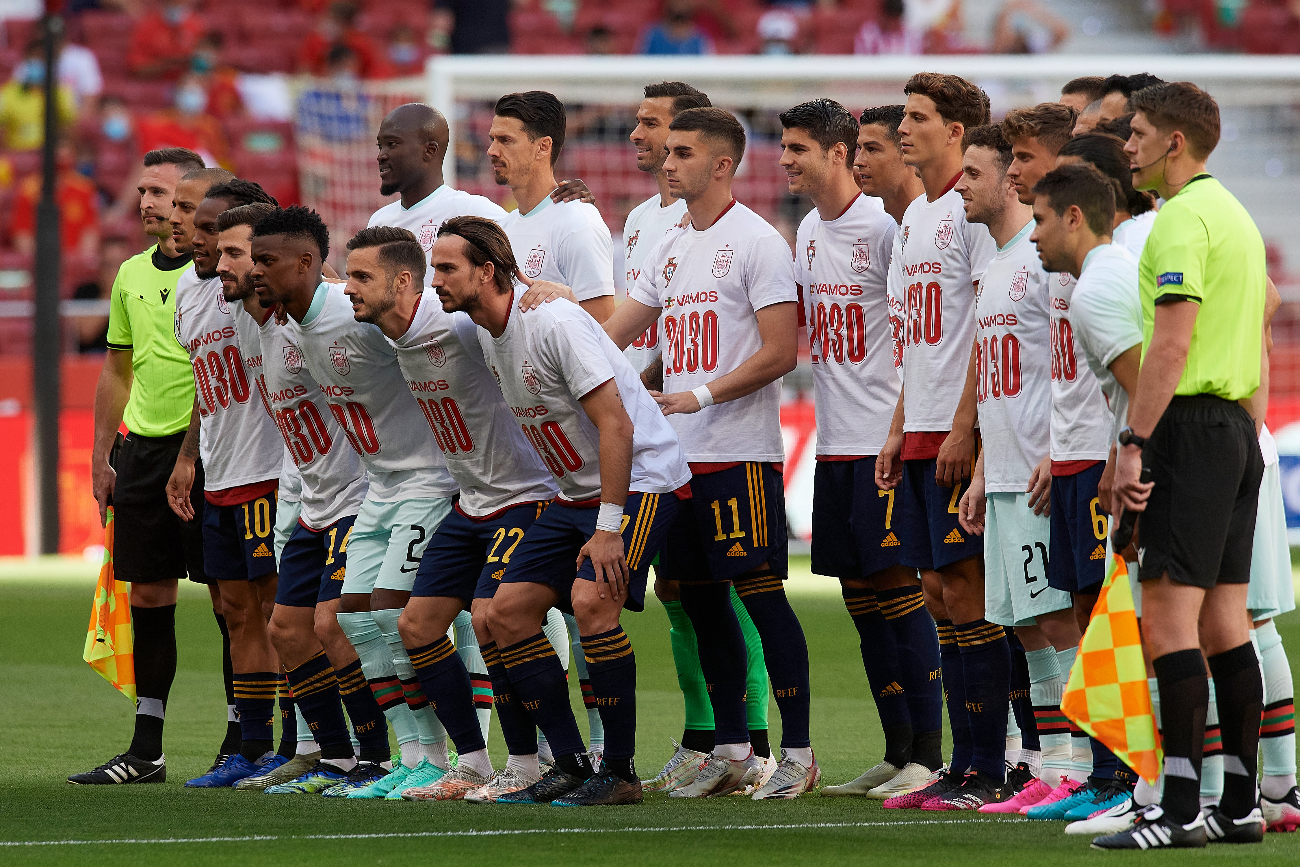 La selección española posa con las camisetas de la candidatura para el Mundial