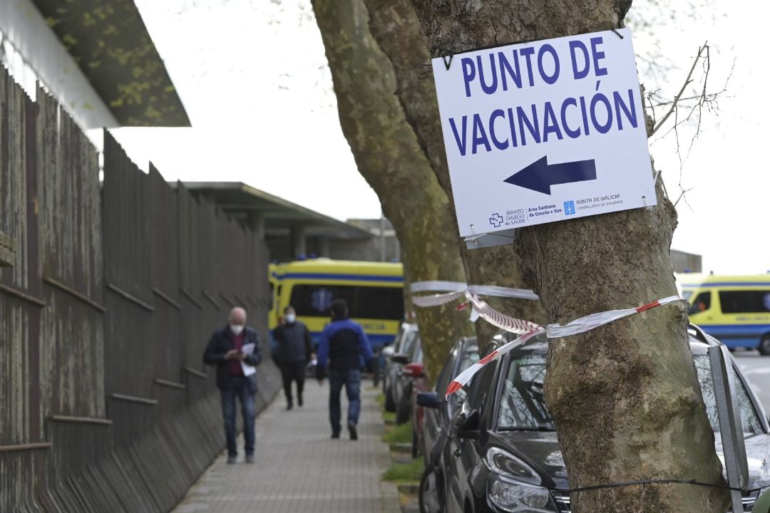 Archivo - A Coruña Hospital Marítimo de Oza donde se retoma la vacunación con Astrazeneca a personas con edades comprendidas entre los 50 y los 55 años