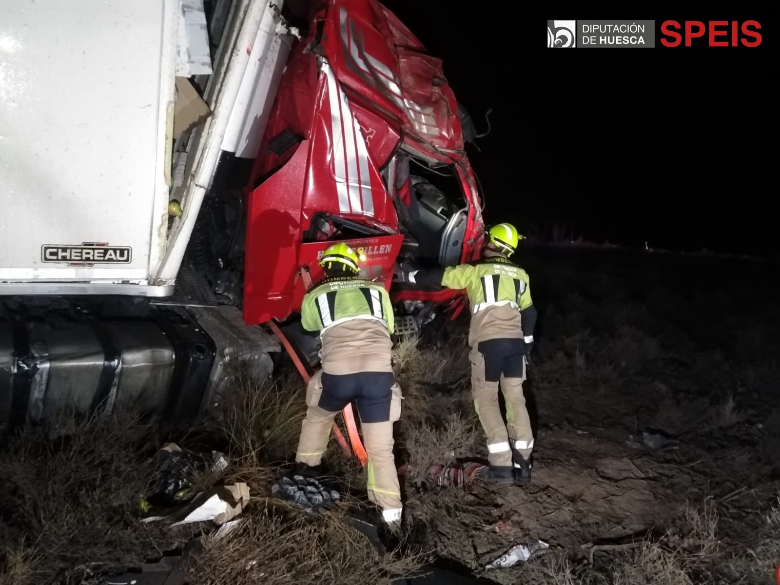 Los bomberos tuvieron que abrir un hueco en la cabina para acceder al fallecido