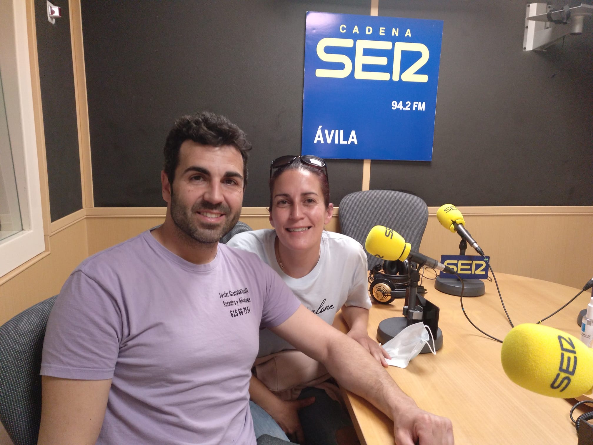 Mar y Javier en los estudios de Ser Ávila