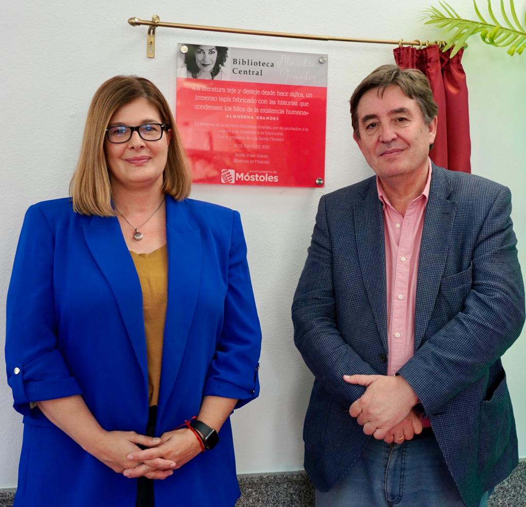 La alcaldesa de Móstoles, Noelia Posse y el Director del Instituto Cervantes y poeta, Luis García Montero, junto a la placa en homenaje a la escritora, Almudena Grandes