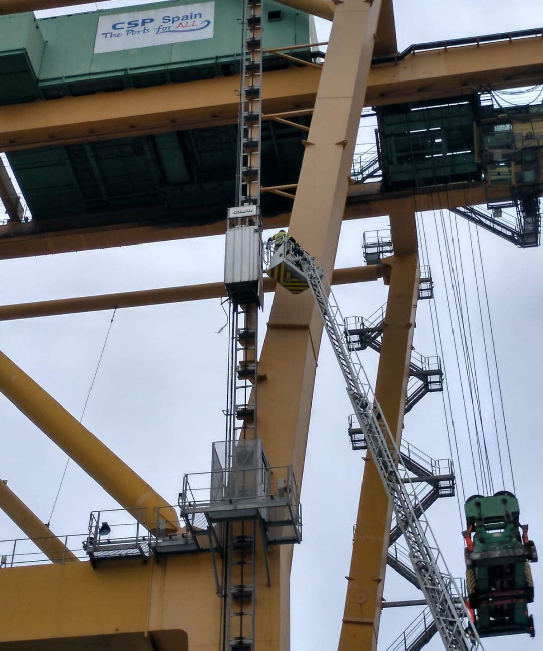 Momento del rescate de un operario en el muelle Príncipe Felipe