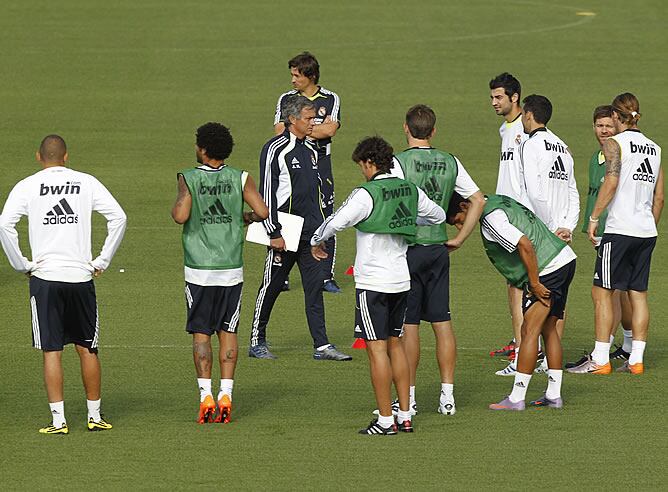 Mourinho da órdenes durante un entrenamiento