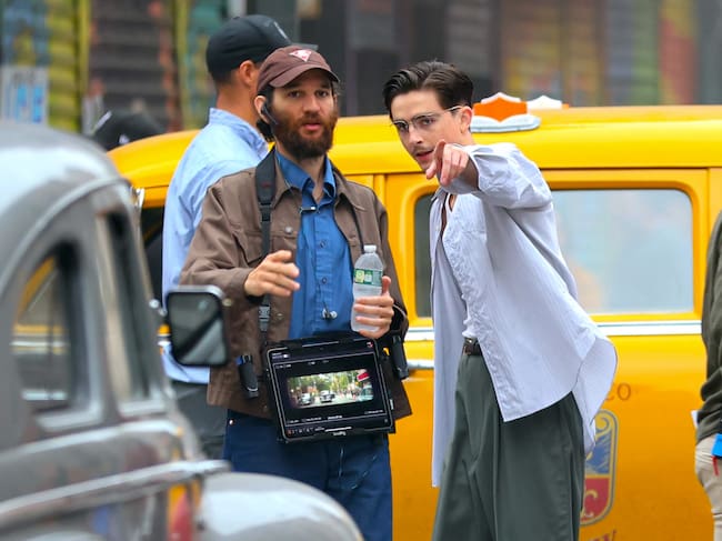 Josh Safdie y Timothée Chalamet durante el rodaje de 'Marty Supreme' (Photo by Jose Perez/Bauer-Griffin/GC Images)