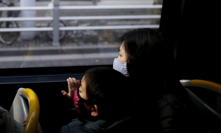 Una madre con su hijo en China durante estos días de alta contaminación. 