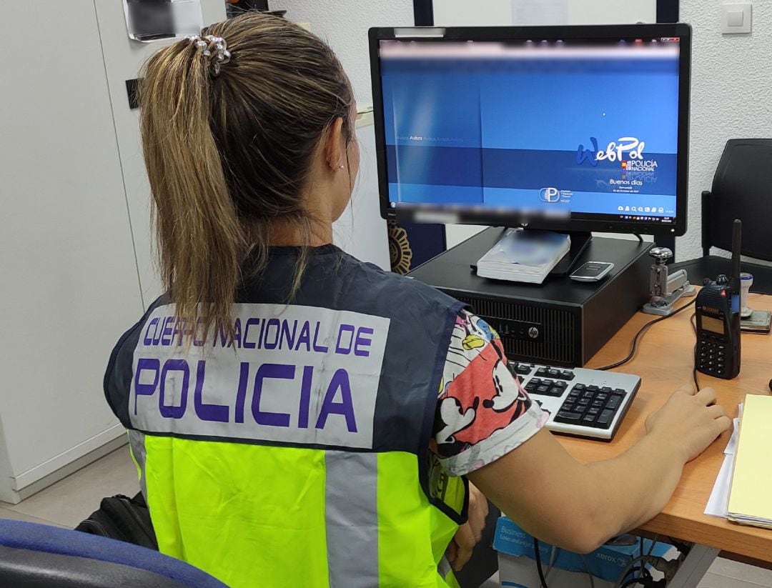 Archivo - Imagen de archivo de una agente de policía