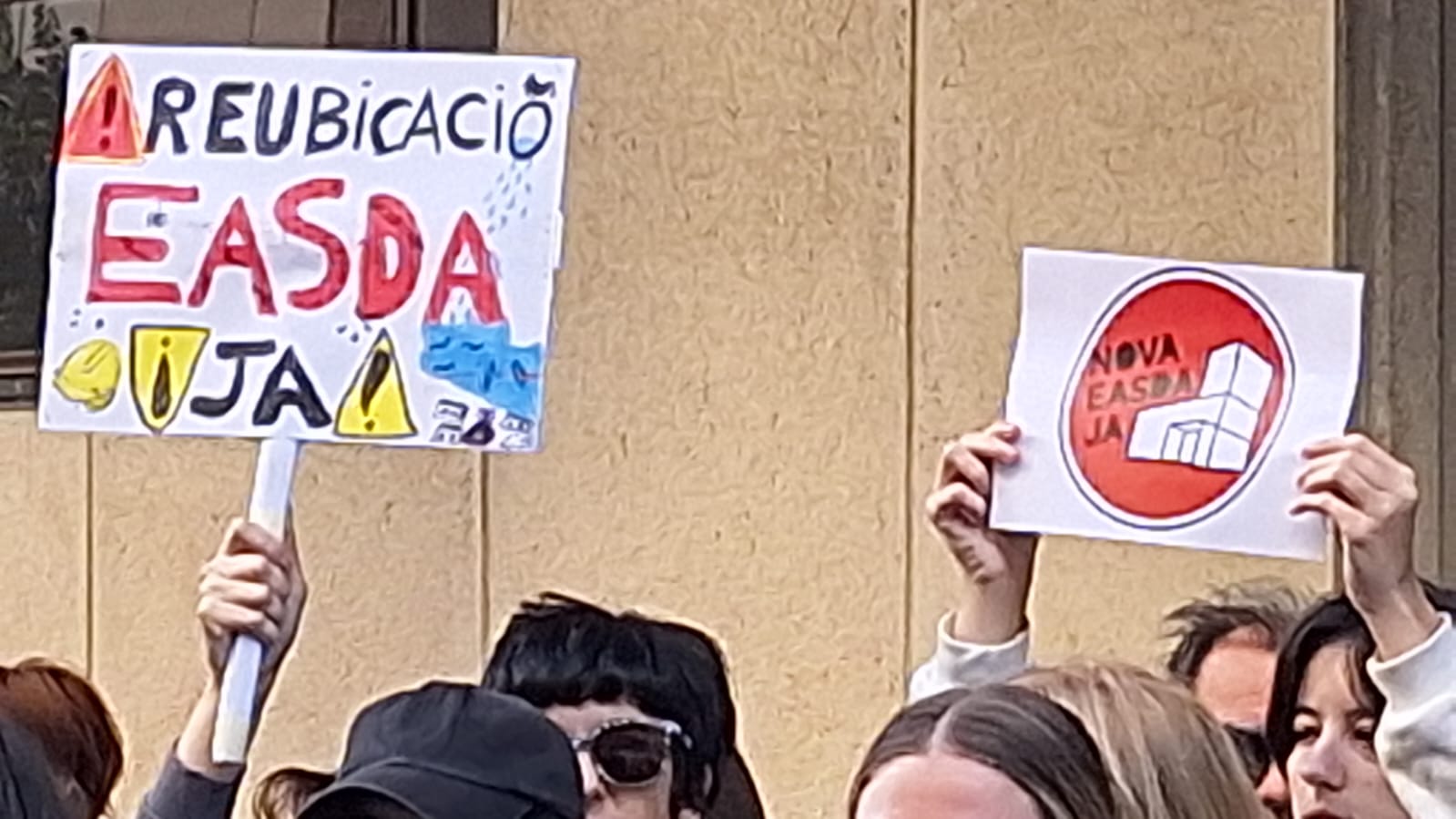 Protesta de la plataforma Nueva EASDA ya! ante la delegación de Conselleria de Educación