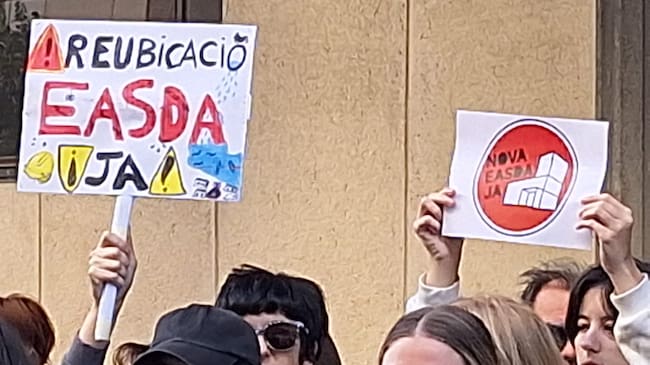 Protesta de la plataforma Nueva EASDA ya! ante la delegación de Conselleria de Educación