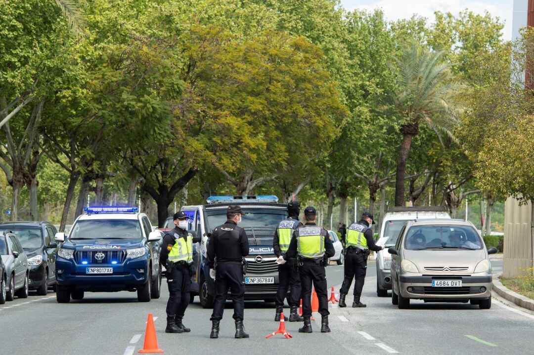  Efectivos de la Policía Nacional realizando un control de seguridad de vehículo