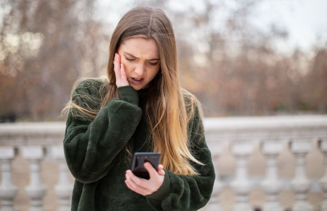 Una mujer utilizando un teléfono móvil.