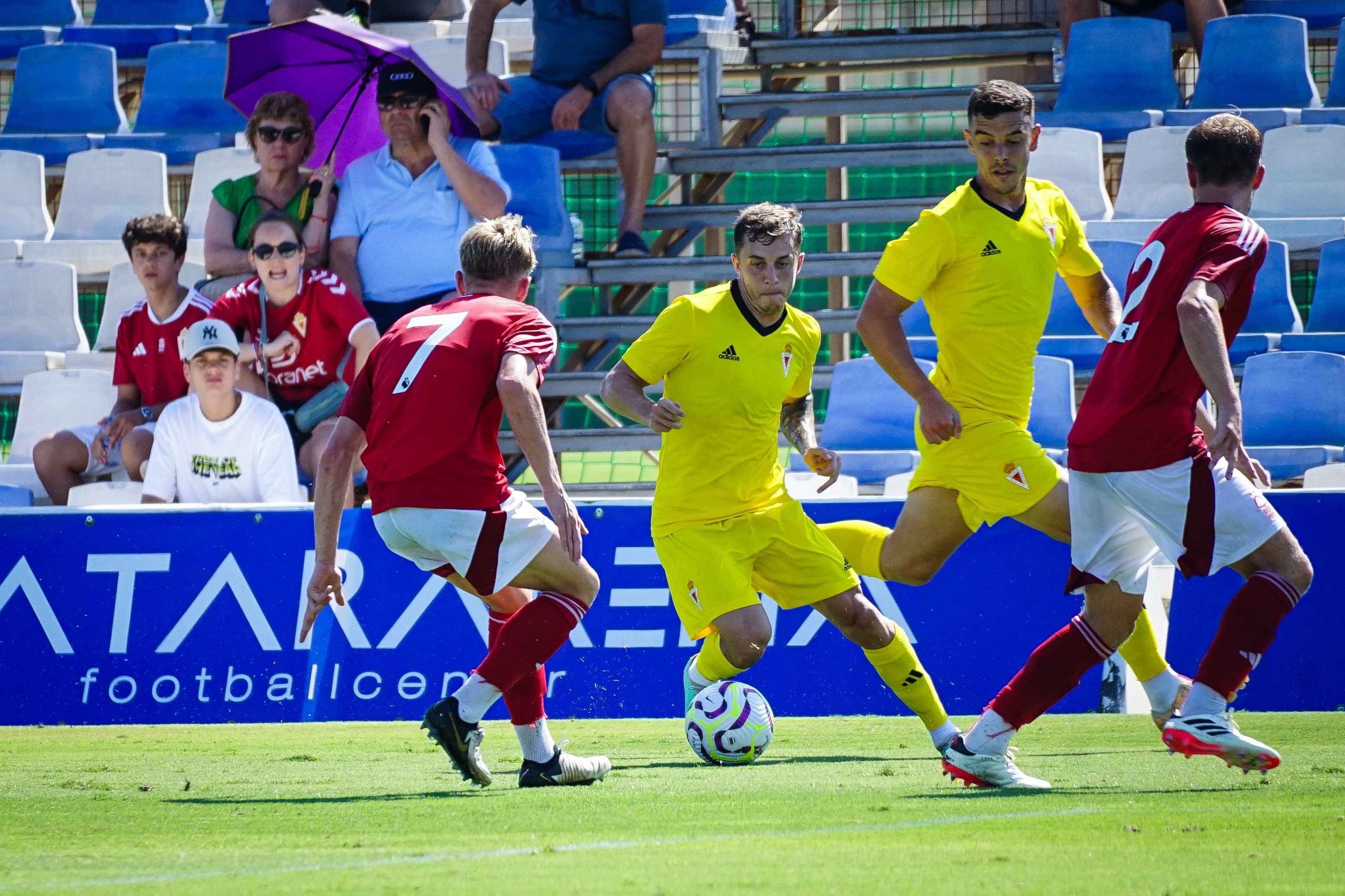 Loren Burón controlando el balón