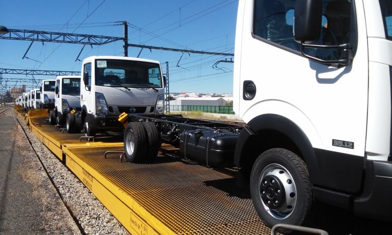 Camiones ligeros de Nissan sobre un tren de mercancías en la estación de Ávila