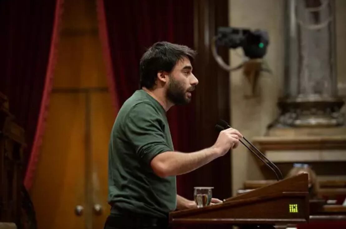 El diputado de En Comú Podem, Lucas Ferro, durante una sesión plenaria del Parlament de Catalunya