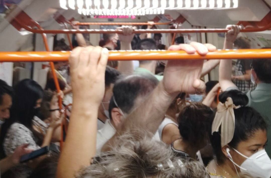 El Metro de Madrid, lleno de gente en plena pandemia de coronavirus