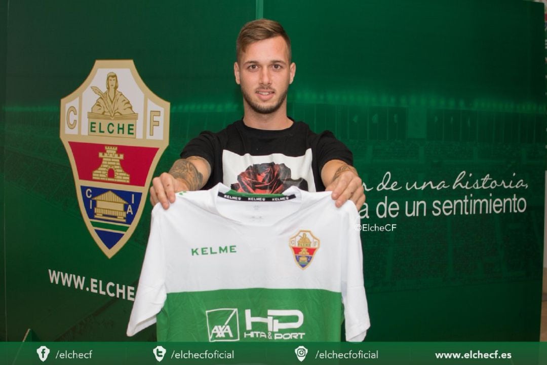 Cristian posa con la casaca franjiverde tras firmar con el Elche CF Sala