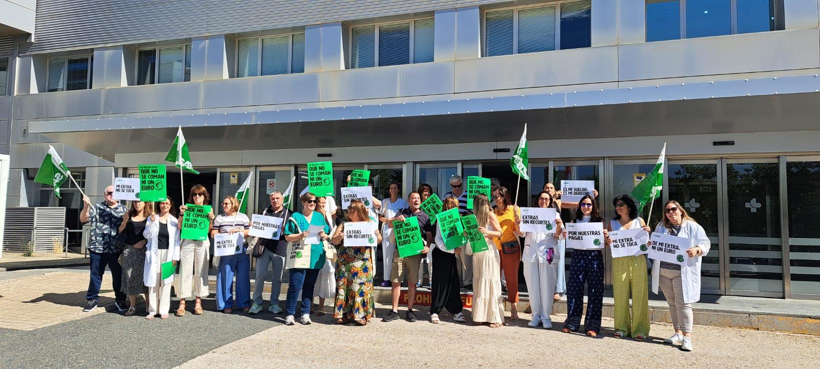 Enfermeras y fisioterapeutas salen a la calle para exigir el fin al recorte de sus pagas extra./SATSE Ávila