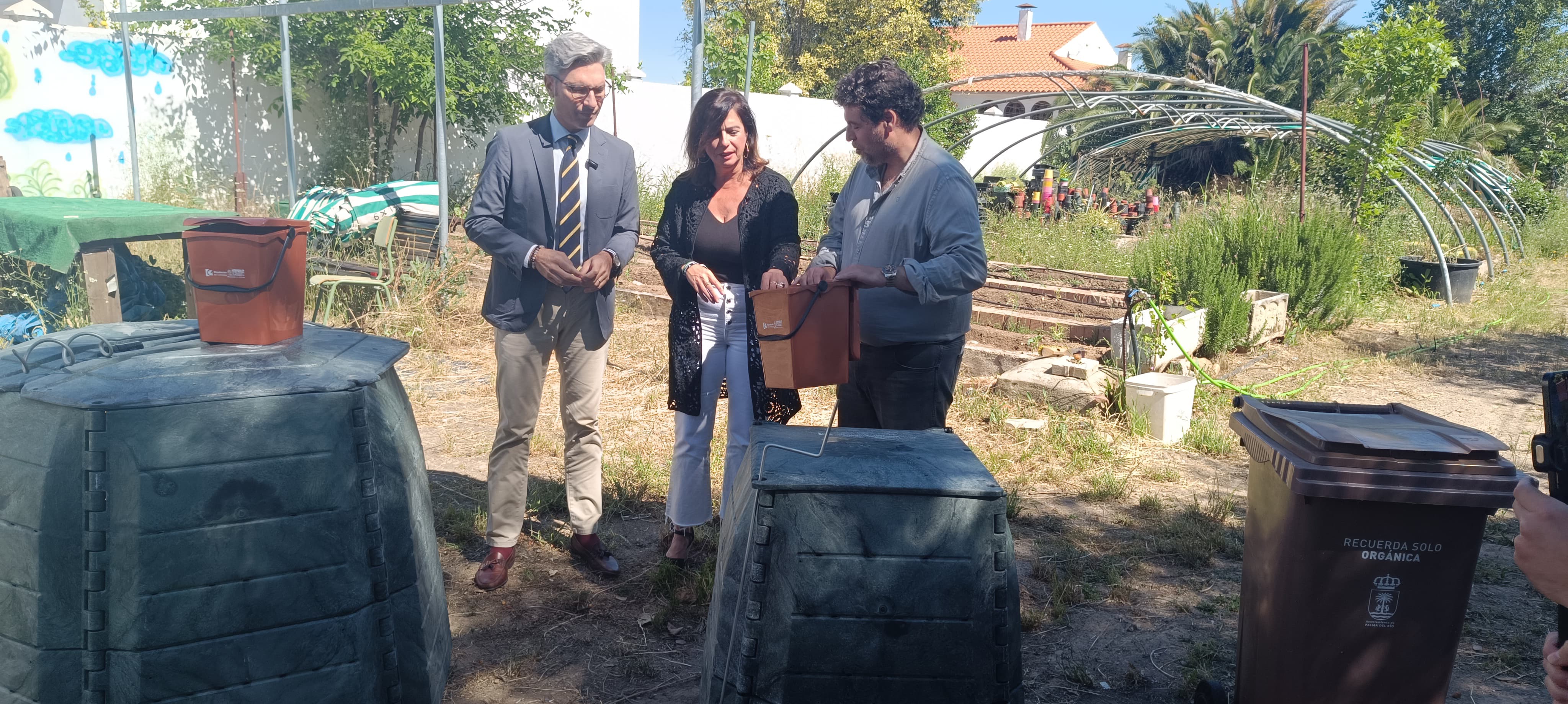 Andrés Lorite, Matilde Esteo y Francisco J. Navarro en el vivero municipal de Palma del Río