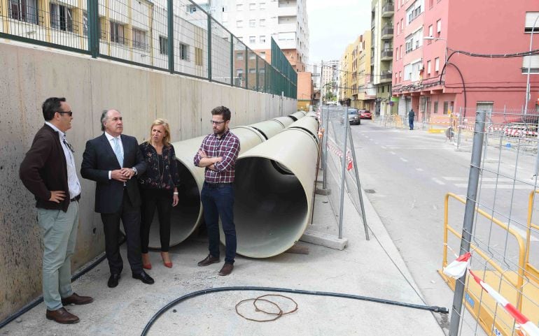 El alcalde de Algeciras, José Ignacio Landaluce y la concejal de aguas, Eva Pajares, supervisan las obras del colector