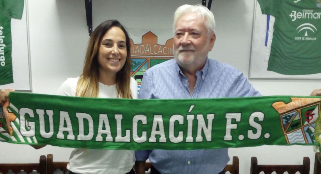 Pitu, nueva jugadora del Guada FSF, junto al presidente Luis Delgado  