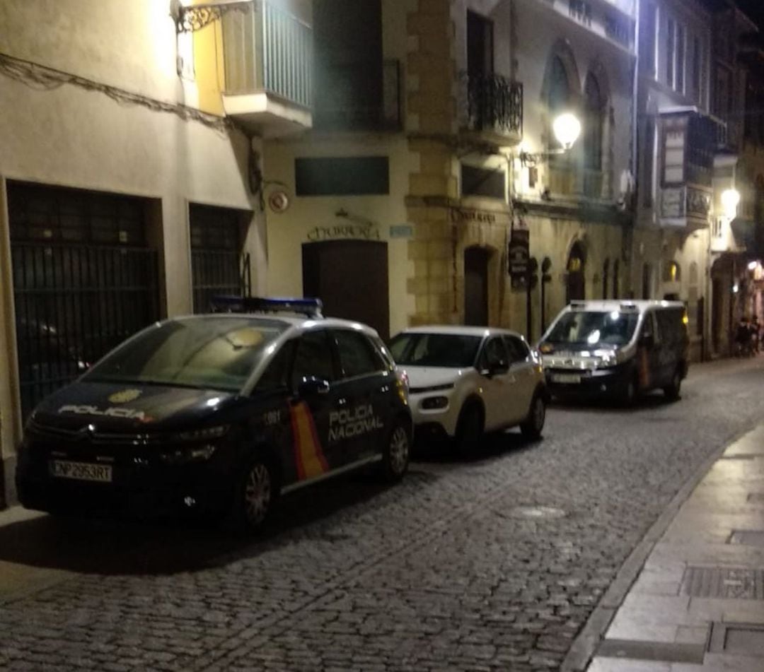 Varios coches de Policía Nacional en la esquina de la calle las Parras con la calle Real