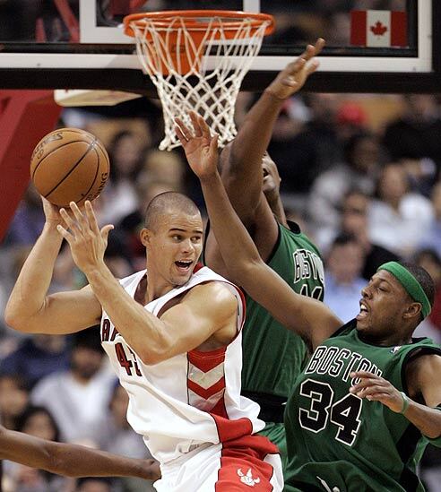 Kris Humphries (Toronto) es cubierto por Glen Davis y Paul Pierce.