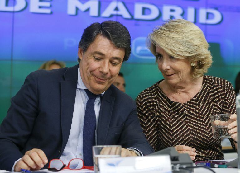 GRA371. MADRID, 22/10/2014.- La presidenta del PP de Madrid, Esperanza Aguirre, junto al secretario general, Ignacio González, durante la reunión del Comité Ejecutivo Regional y la Junta Directiva Regional de la formación, hoy en la sede del partido. EFE/JuanJo Martin.