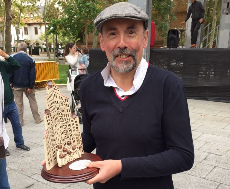 El jefe de contenidos de Racio Palencia de la Cadena SER, Juan Francisco Rojo, tras recoger su premio &quot;Al apoyo Vecinal&quot;