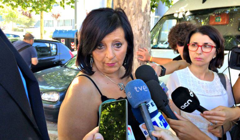 Pilar Abel atiende a los medios a las puertas del Instituto Anatómico en Las Rozas