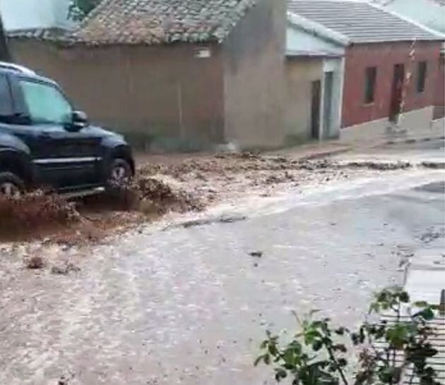 Calle inundada en la pedanía de Hinojosas de Calatrava