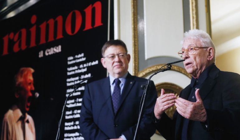 El president de la Generalitat, Ximo Puig (i), y el cantante Raimon durante la presentación de la gira &quot;Raimon a casa&quot; esta mañana en el teatro Principal de Valencia.