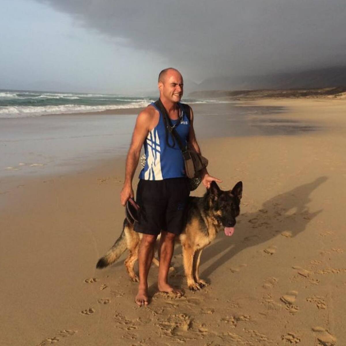 Le piden que se cambie de mesa para que los clientes no vean a su perro guía