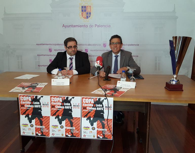 Presentación de la Copa Castilla y León de Clubes ANFS con Miguel Cuerdo (i) y Facundo Pelayo (d)