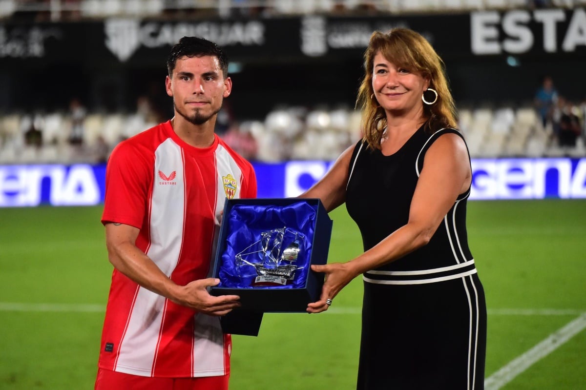 Robertone recibiendo el obsequio del Efesé en el torneo de la &#039;Carabela de Plata&#039;.