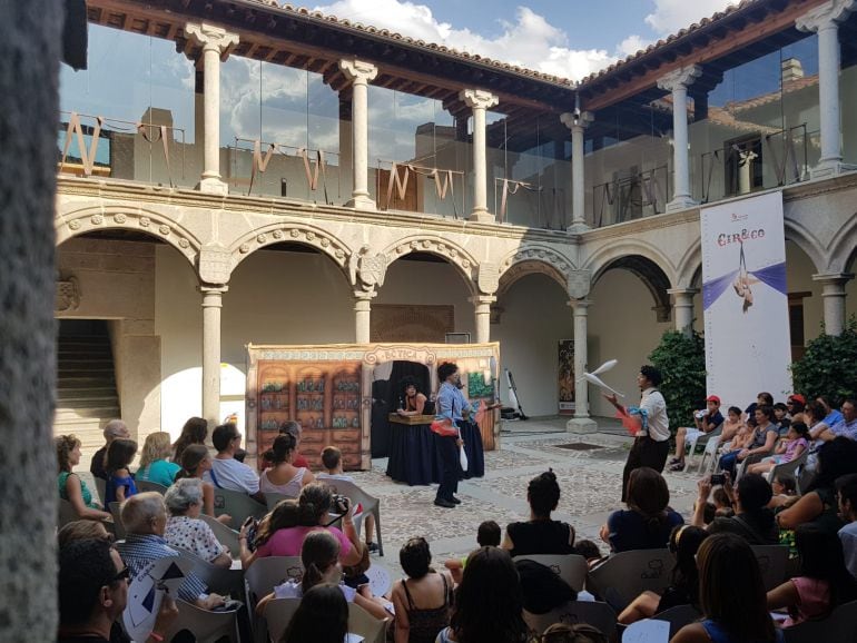 Espectáculo circense en el patio del Palacio de los Verdugo