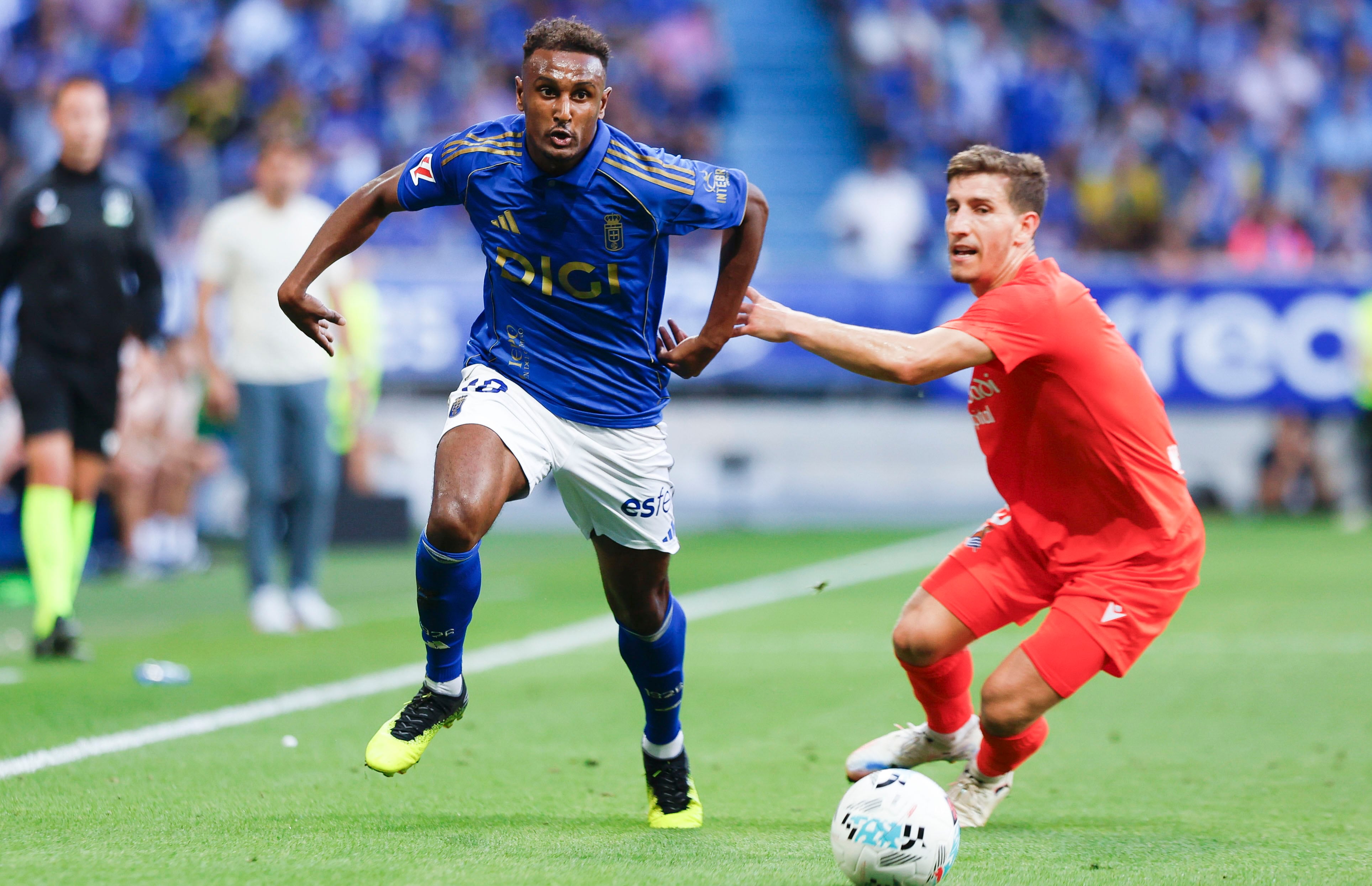 OVIEDO, 30/08/2025.- El extremo derecho del Oviedo Haissem Hassan (i) en el partido de LaLiga entre el Real Oviedo y la Real Sociedad, este sábado en el estadio Carlos Tartiere. EFE/Paco Paredes