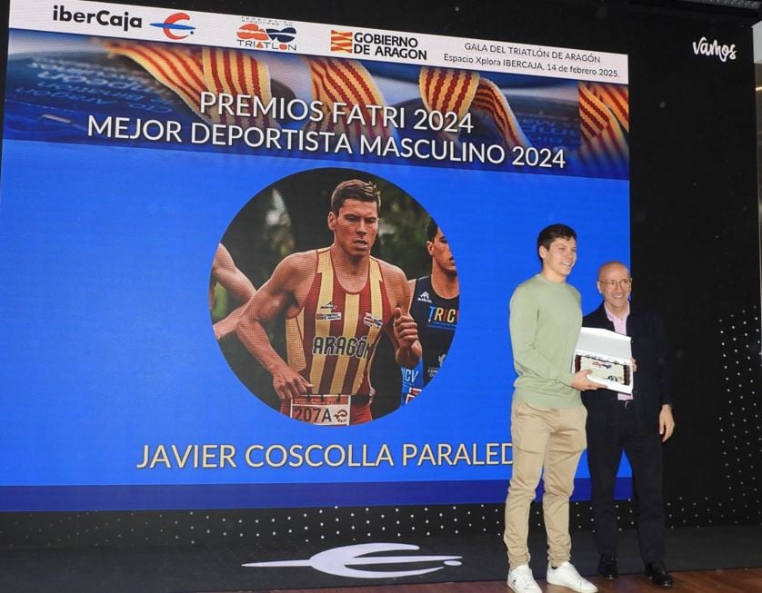 Javier Coscolla recibiendo su premio como Mejor Deportista Masculino de 2024 por la FATRI