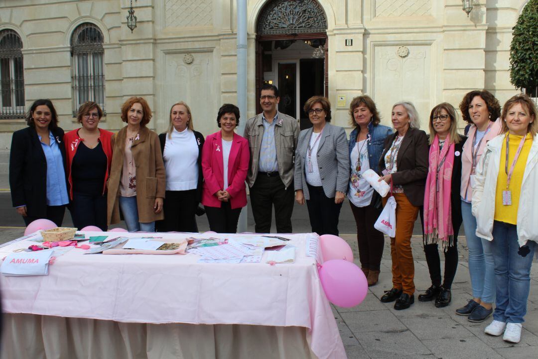 Representantes de todas las administraciones han participado en la tradicional cuestación de AMUMA con motivo del Día contra el Cáncer de Mama