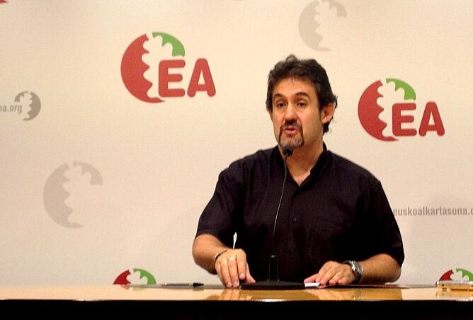 Pello Urizar en su comparencia esta mañana ante los medios en la sede de Eusko Alkartasuna
